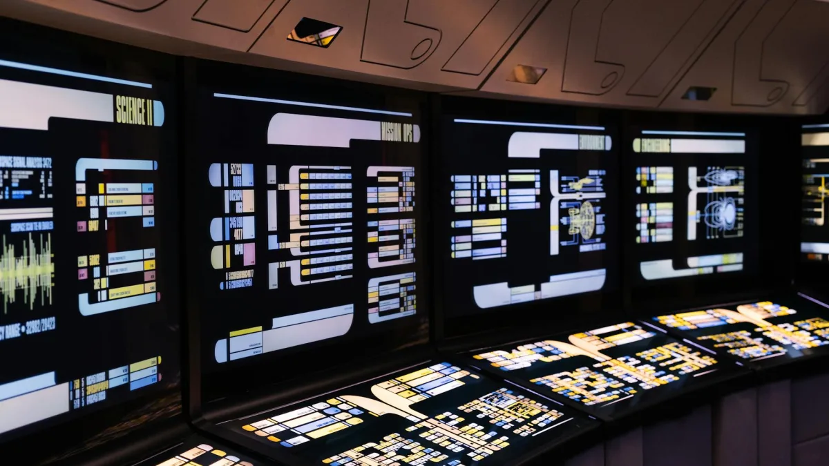 İş süreçlerini takip eden otomasyon panelinin açık olduğu modern çalışma ekranı.