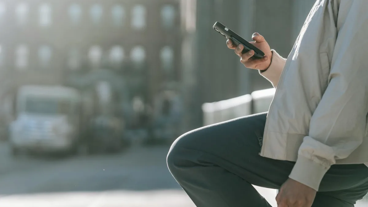 Şehirde Android telefonunu kullanan bir kişinin günlük mobil deneyimi.