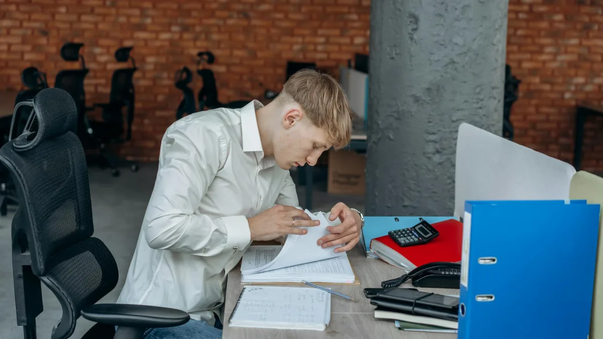 Kâğıt belgelerin taranarak dijital arşive aktarıldığı masa düzeni.