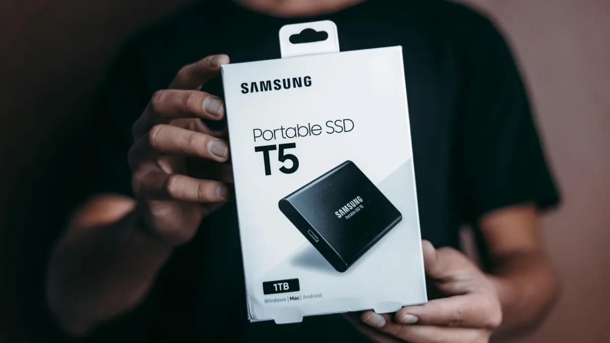 Mac depolama temizliği için kullanılan harici disk ve kablolar masa üzerinde duruyor.