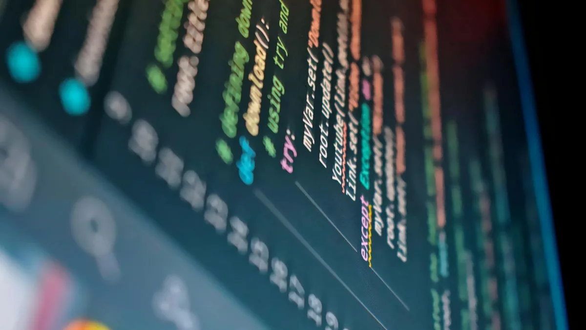 Web sunucusu yapılandırması yapan geliştiricinin terminal ekranı ve kod düzenleme ortamı.