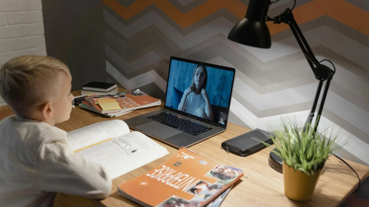 Evden canlı derse katılan &ouml;ğrencinin kişiselleştirilmiş &ouml;ğrenme deneyimini g&ouml;steren online eğitim sahnesi.