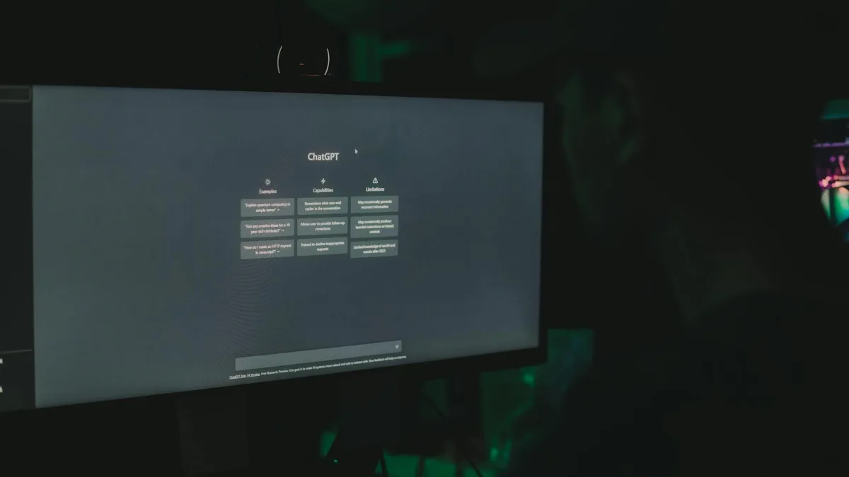 Bilgisayar ekranında Windows ayarları ve gizli özellikleri gösteren çalışma ortamı.
